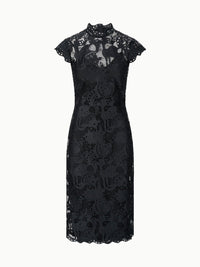 Spitzenkleid mit kleinem Stehkragen