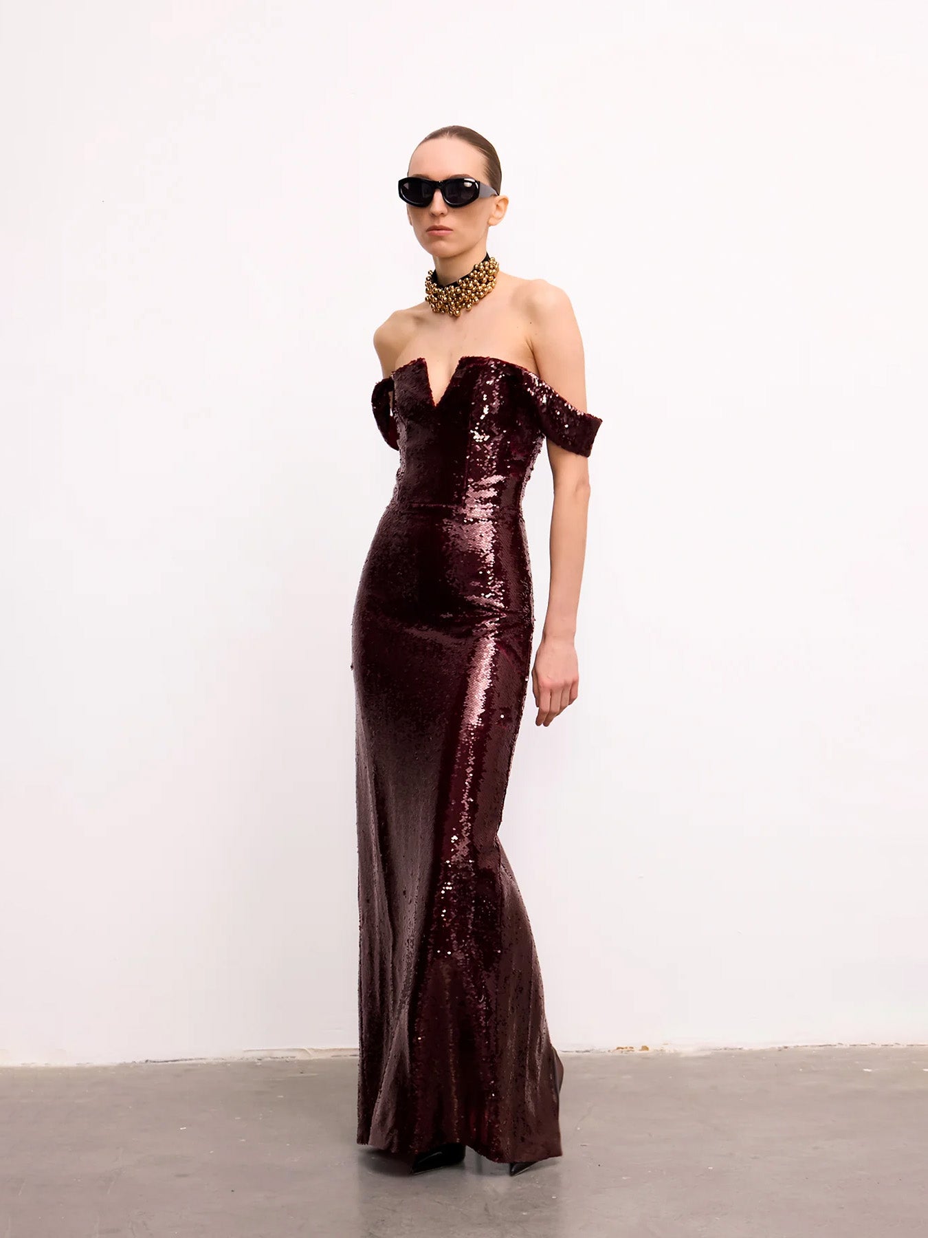Schulterfreies Paillettenkleid mit kleinem V-Ausschnitt