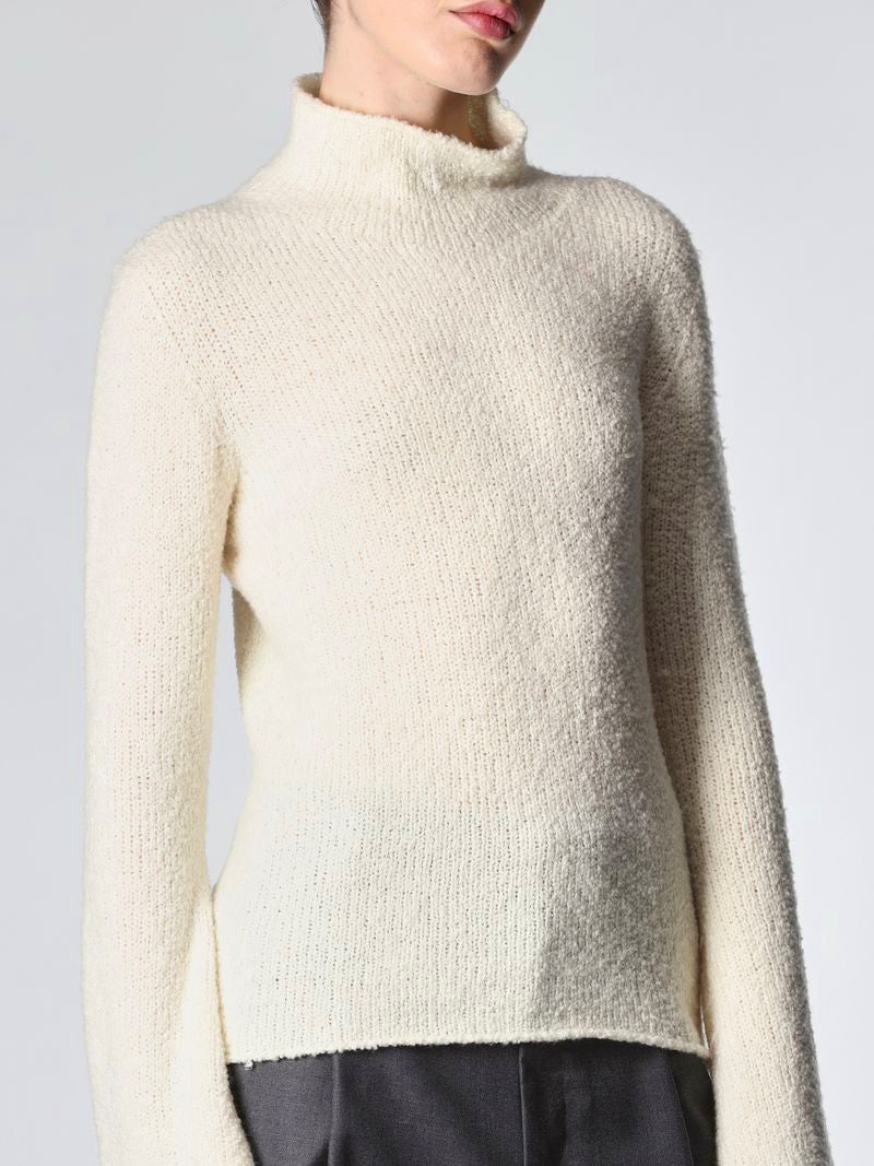 Schaler Turtele-Neck Pullover in Ecru oder Aubergine - Tempel Hamburg