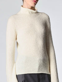 Schaler Turtele-Neck Pullover in Ecru oder Aubergine - Tempel Hamburg