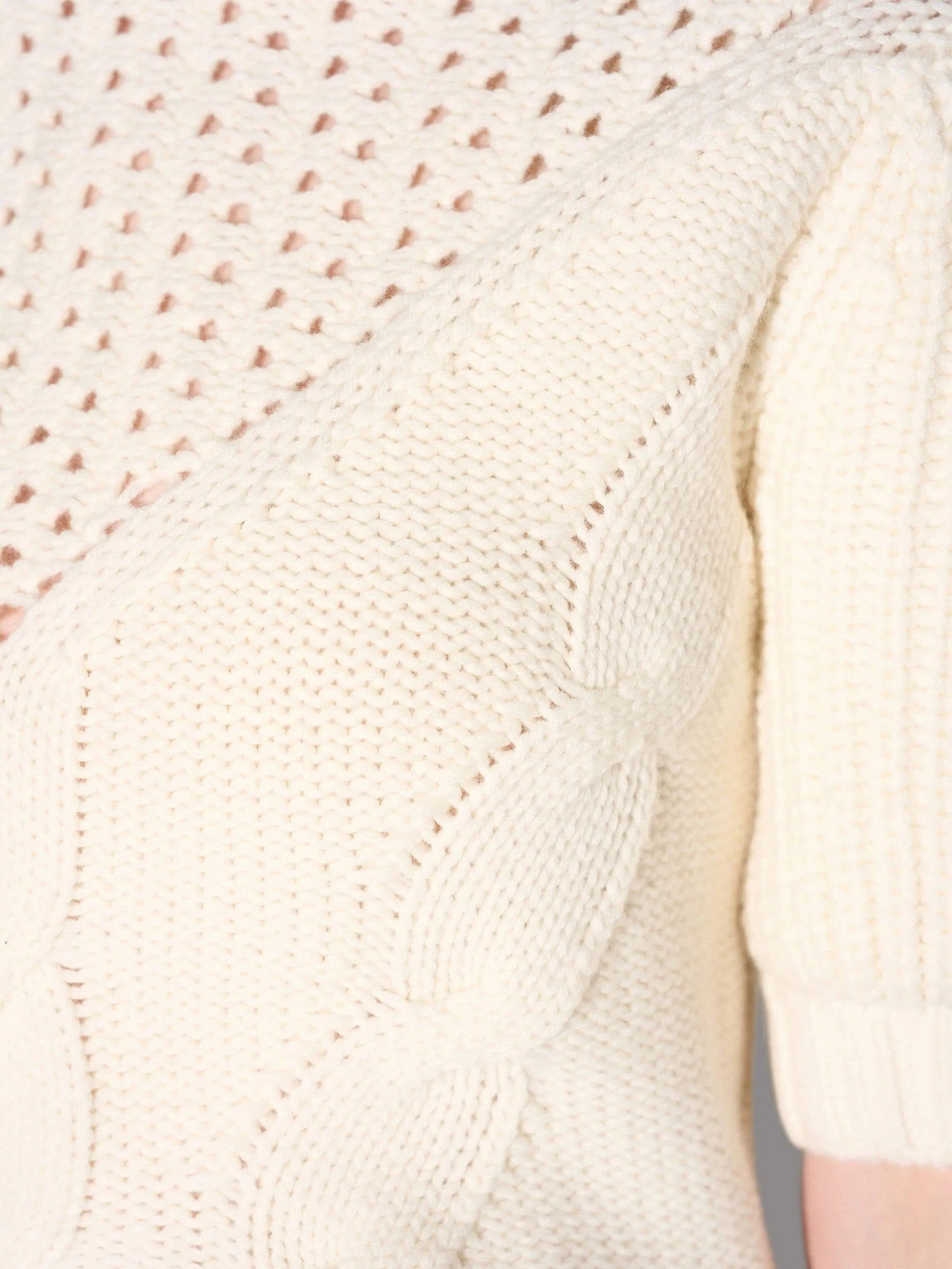 Kurzer Pullover in Lochmuster-Strick