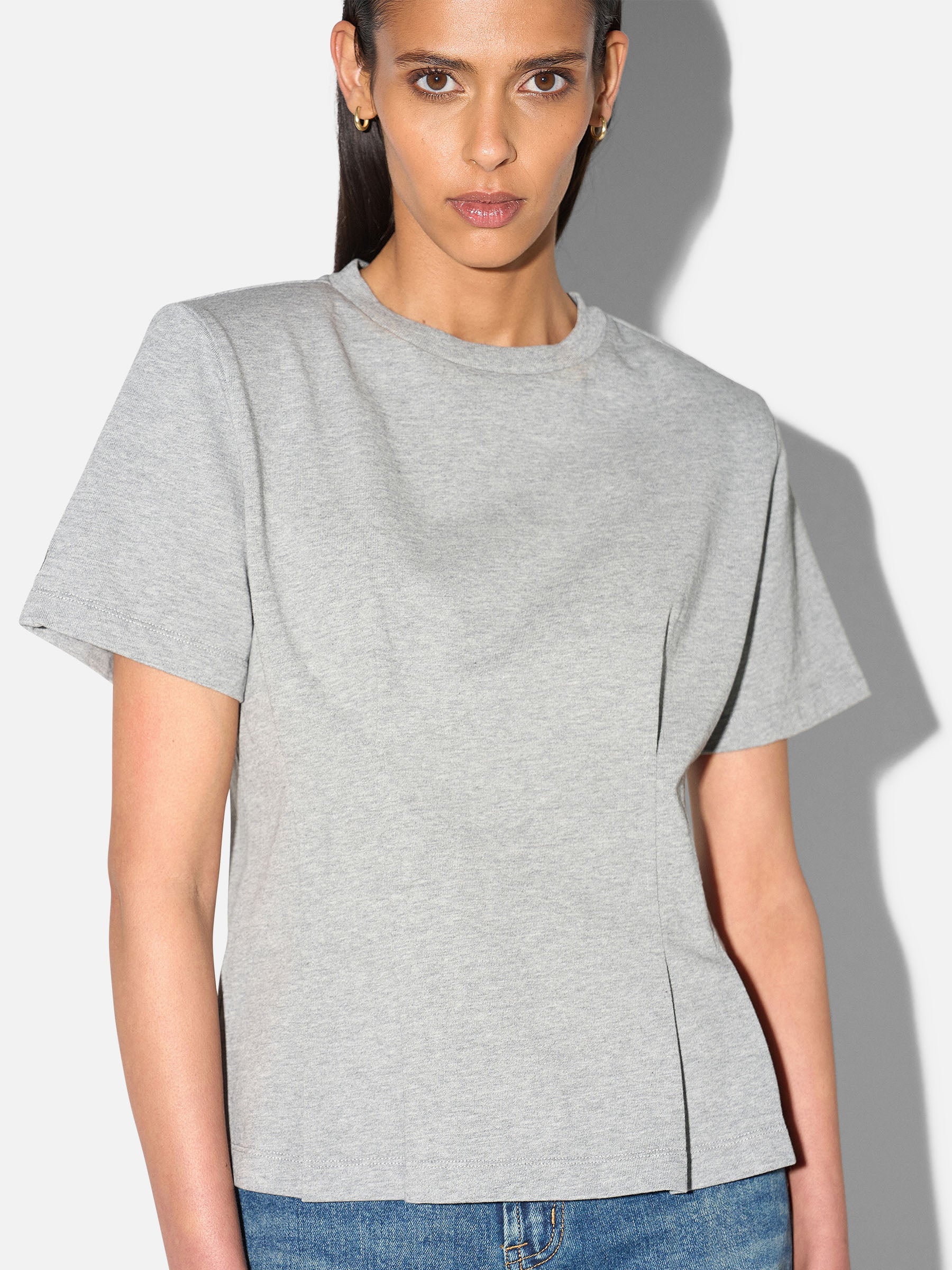 T-Shirt mit Taillierungsnähten