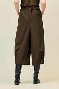 Hose mit Falten am Saum