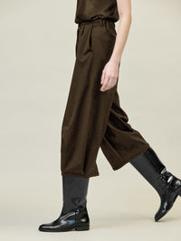 Hose mit Falten am Saum