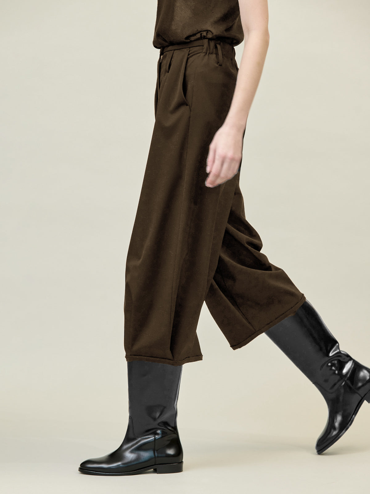 Hose mit Falten am Saum