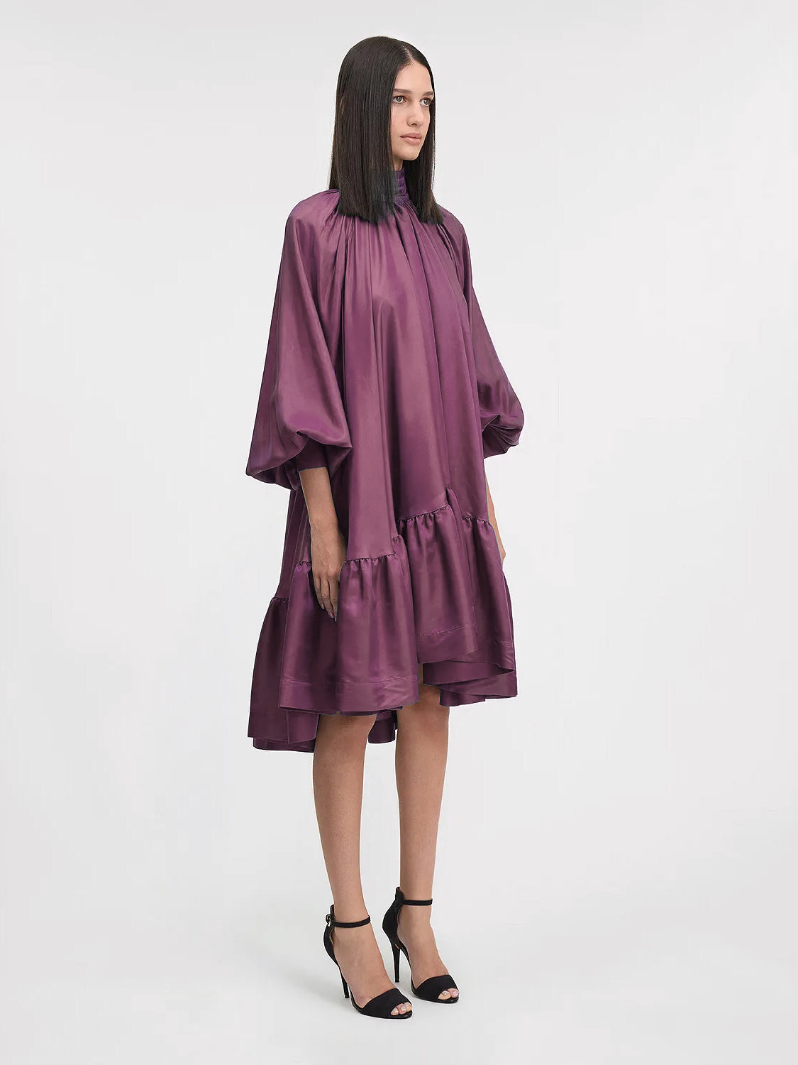 Das Kleid aus changierendem Satin - Tempel Hamburg