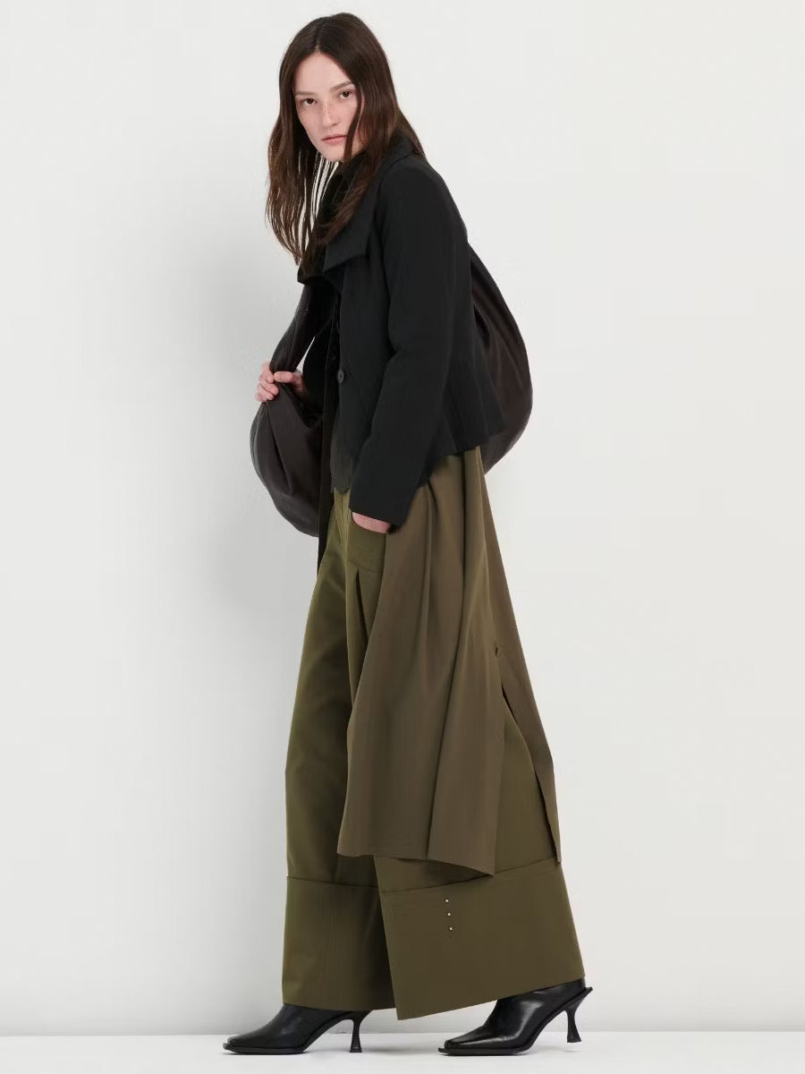 Jacke aus Cady-Crêpe in Schwarz mit Kraterkragen