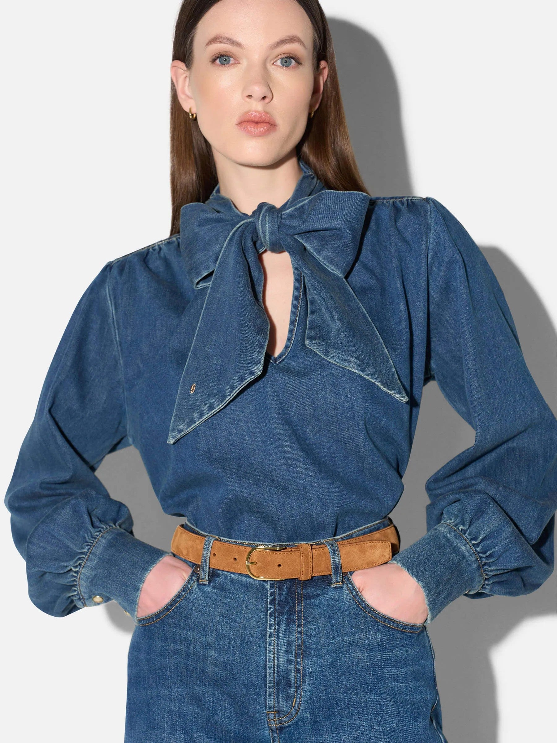 Taillierte Denim-Bluse mit Schleife